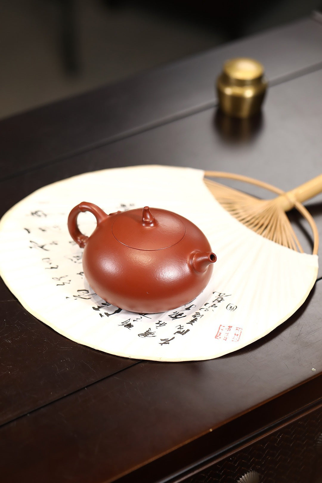礼品｜花器丨半月竹节 朱泥，190cc，球孔，董健  温暖红润的朱泥，婉约秀美的半月，灵动多姿的竹之倩影，整器藏柔，竹韵沁心。