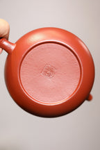 礼品｜花器丨半月竹节 朱泥，190cc，球孔，董健  温暖红润的朱泥，婉约秀美的半月，灵动多姿的竹之倩影，整器藏柔，竹韵沁心。