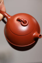 礼品丨单圈秦权  朱泥，160cc，球孔，董健  大权在握的稳重气势，壶纽设计小圆环便增添几分灵气，红润润的朱泥值得入手