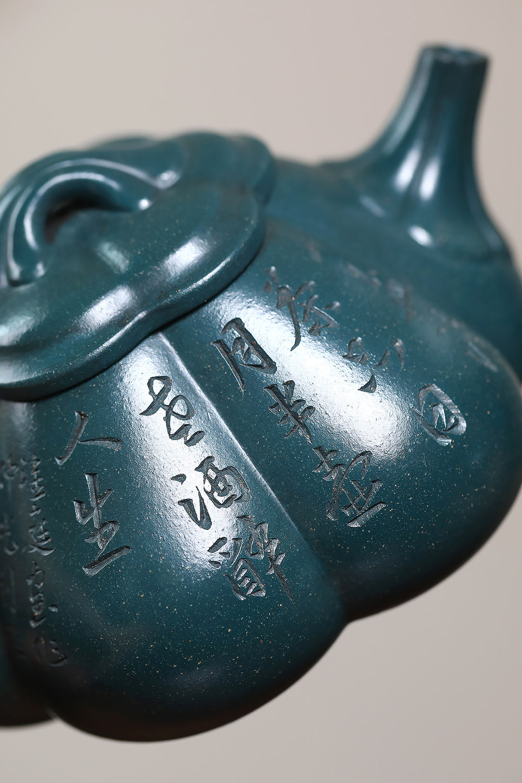 ￼ ￼ 紫砂七老任淦庭嫡孙 紫砂泰斗任仲光之子 百年任氏当代家主 缶硕后嗣  品名：海棠石瓢 容量：370cc 泥料：早期一厂老绿泥