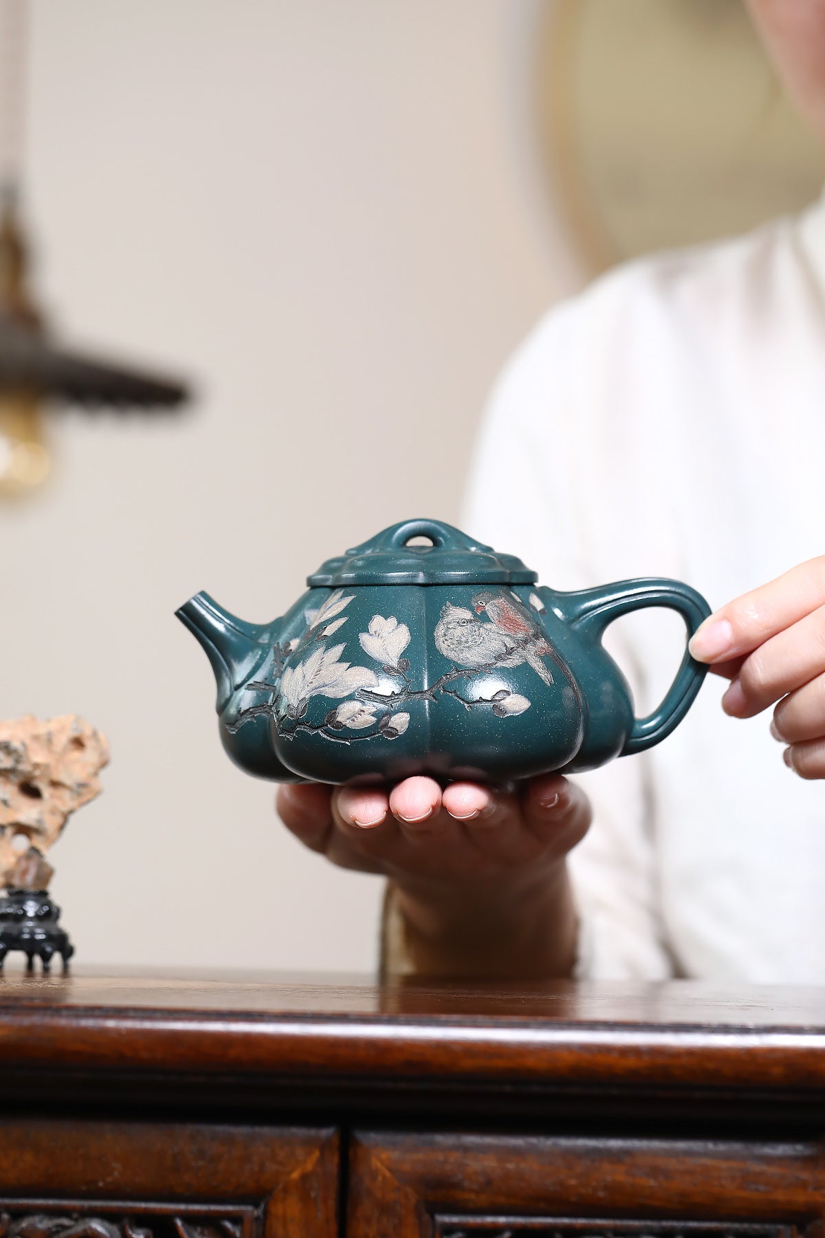 ￼ ￼ 紫砂七老任淦庭嫡孙 紫砂泰斗任仲光之子 百年任氏当代家主 缶硕后嗣  品名：海棠石瓢 容量：370cc 泥料：早期一厂老绿泥