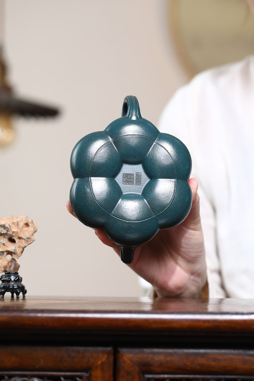 ￼ ￼ 紫砂七老任淦庭嫡孙 紫砂泰斗任仲光之子 百年任氏当代家主 缶硕后嗣  品名：海棠石瓢 容量：370cc 泥料：早期一厂老绿泥