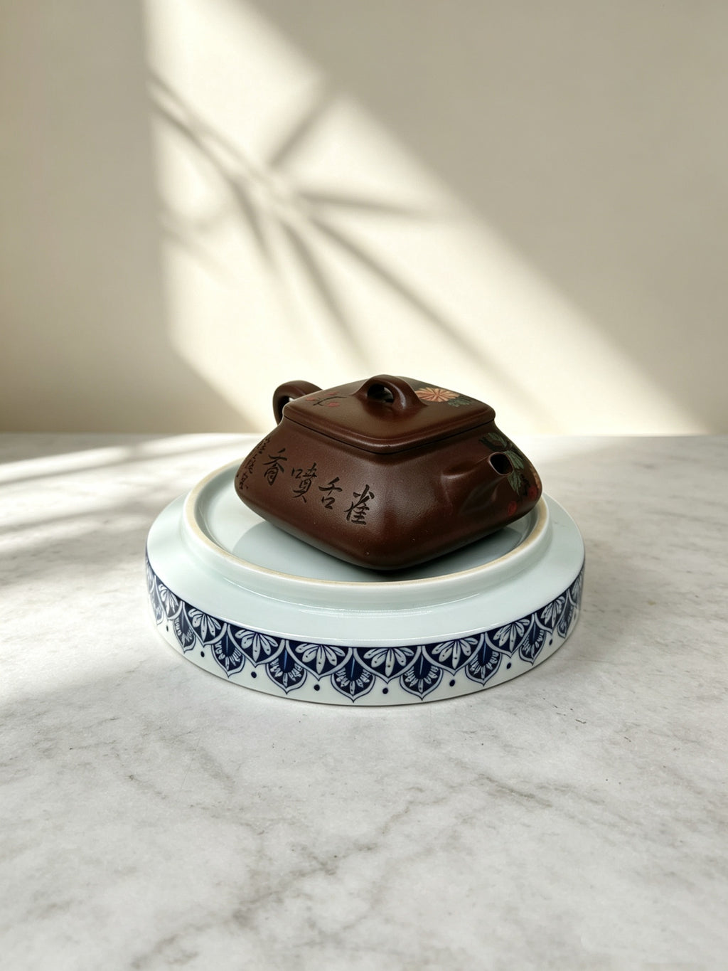 ￼紫砂七老任淦庭嫡孙 百年任氏当代家主 缶硕后嗣  品名：四方石瓢 容量：200cc 泥料：五四一厂拼紫泥 作者：任俊寅