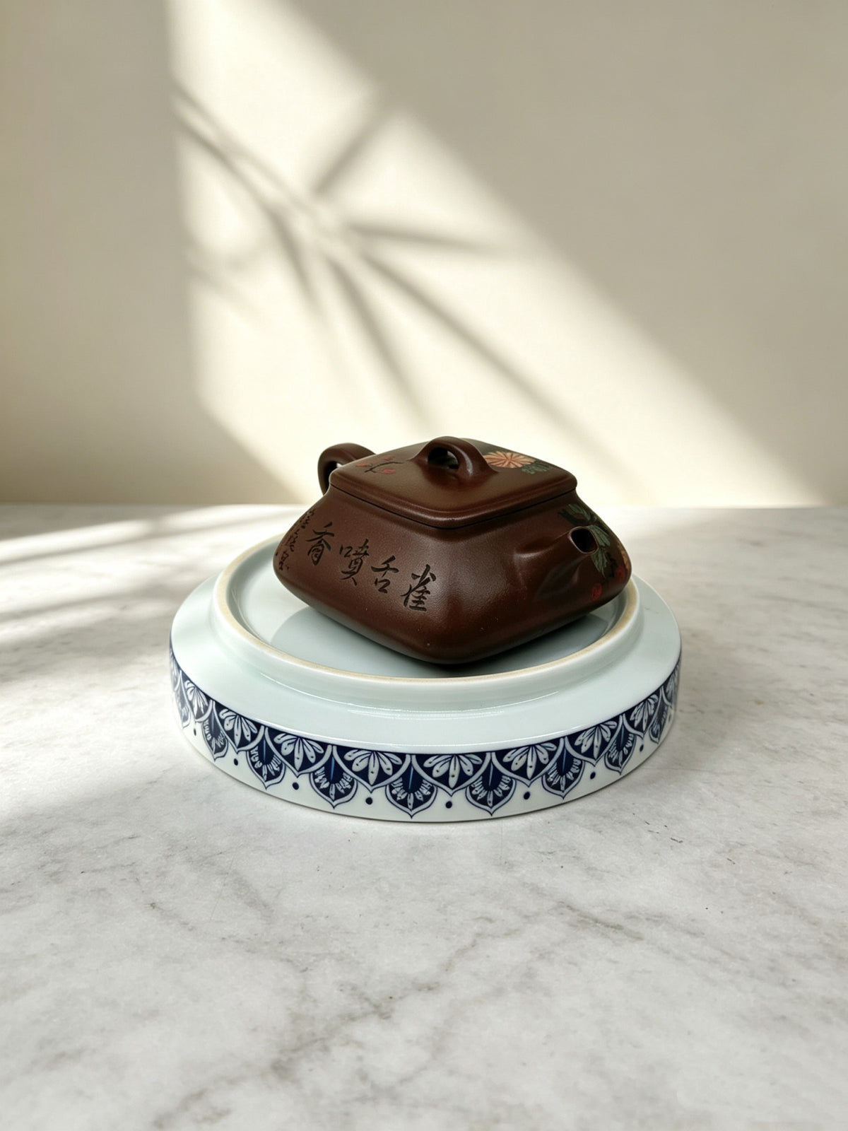 ￼紫砂七老任淦庭嫡孙 百年任氏当代家主 缶硕后嗣  品名：四方石瓢 容量：200cc 泥料：五四一厂拼紫泥 作者：任俊寅
