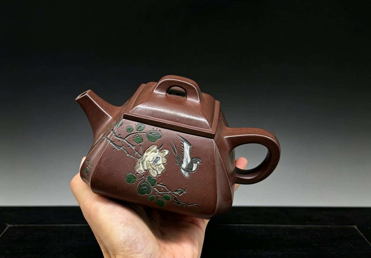 ￼紫砂七老任淦庭嫡孙 百年任氏当代家主 缶硕后嗣  品名：四方抽角石瓢 容量：300cc 泥料：老紫泥 作者：任俊寅