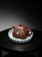 ￼紫砂七老任淦庭嫡孙 百年任氏当代家主 缶硕后嗣  品名：四方抽角石瓢 容量：300cc 泥料：老紫泥 作者：任俊寅