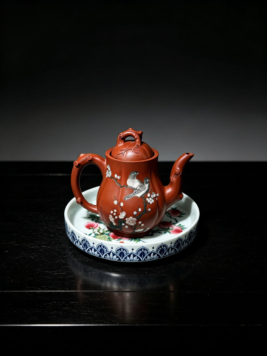 ￼紫砂七老任淦庭嫡孙 百年任氏当代家主 缶硕后嗣  品名：高梅瓶 容量：300cc 泥料：海棠红 作者：任俊寅