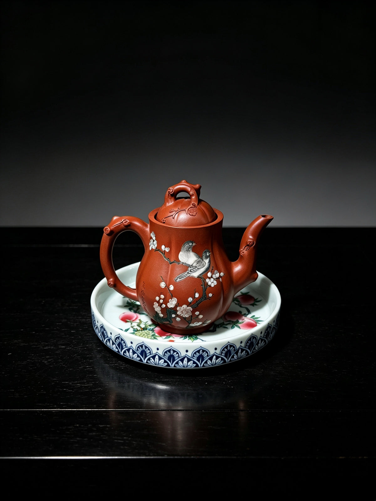 ￼紫砂七老任淦庭嫡孙 百年任氏当代家主 缶硕后嗣  品名：高梅瓶 容量：300cc 泥料：海棠红 作者：任俊寅