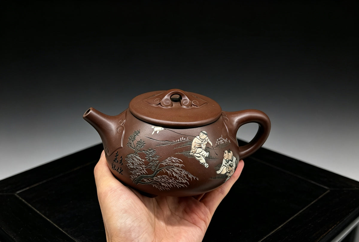 ￼紫砂七老任淦庭嫡孙 百年任氏当代家主 缶硕后嗣  品名：如意石瓢 容量：320cc 泥料：紫泥 作者：任俊寅
