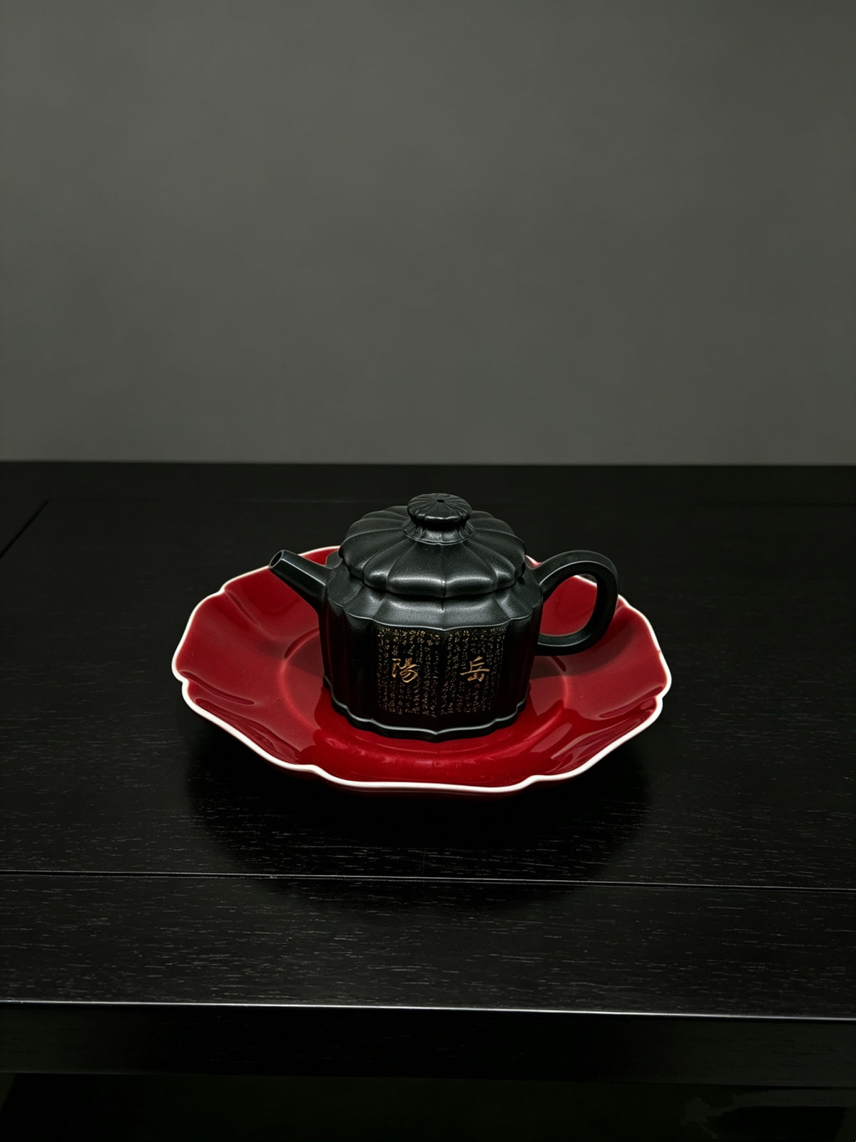 ￼紫砂七老任淦庭嫡孙 百年任氏当代家主 缶硕后嗣  品名：筋纹巨轮 容量：140cc 泥料：一厂老黑料（特高温） 作者：任俊寅