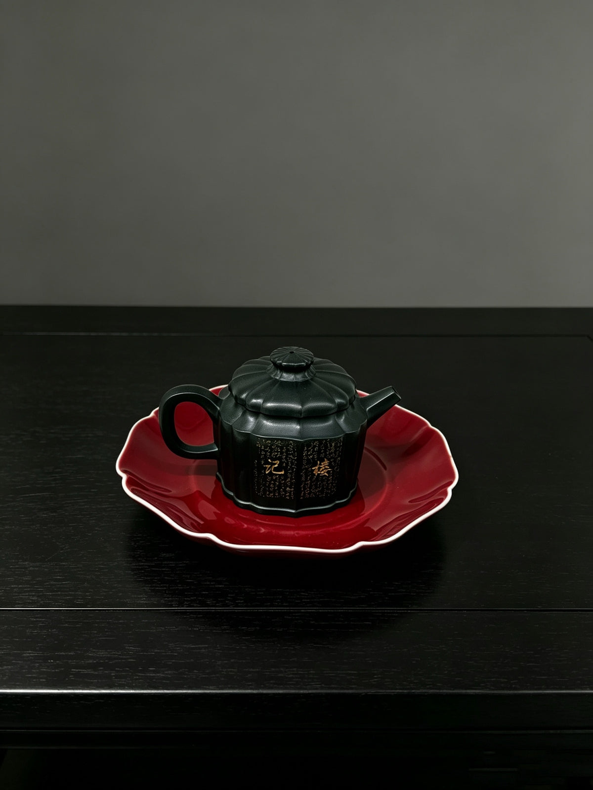 ￼紫砂七老任淦庭嫡孙 百年任氏当代家主 缶硕后嗣  品名：筋纹巨轮 容量：140cc 泥料：一厂老黑料（特高温） 作者：任俊寅