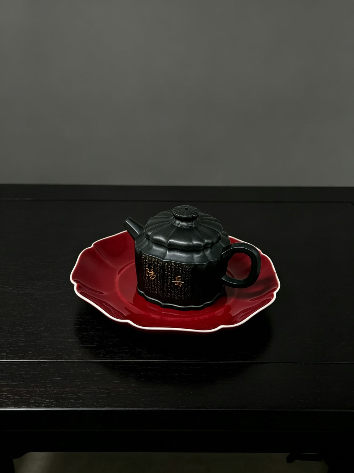 ￼紫砂七老任淦庭嫡孙 百年任氏当代家主 缶硕后嗣  品名：筋纹巨轮 容量：140cc 泥料：一厂老黑料（特高温） 作者：任俊寅