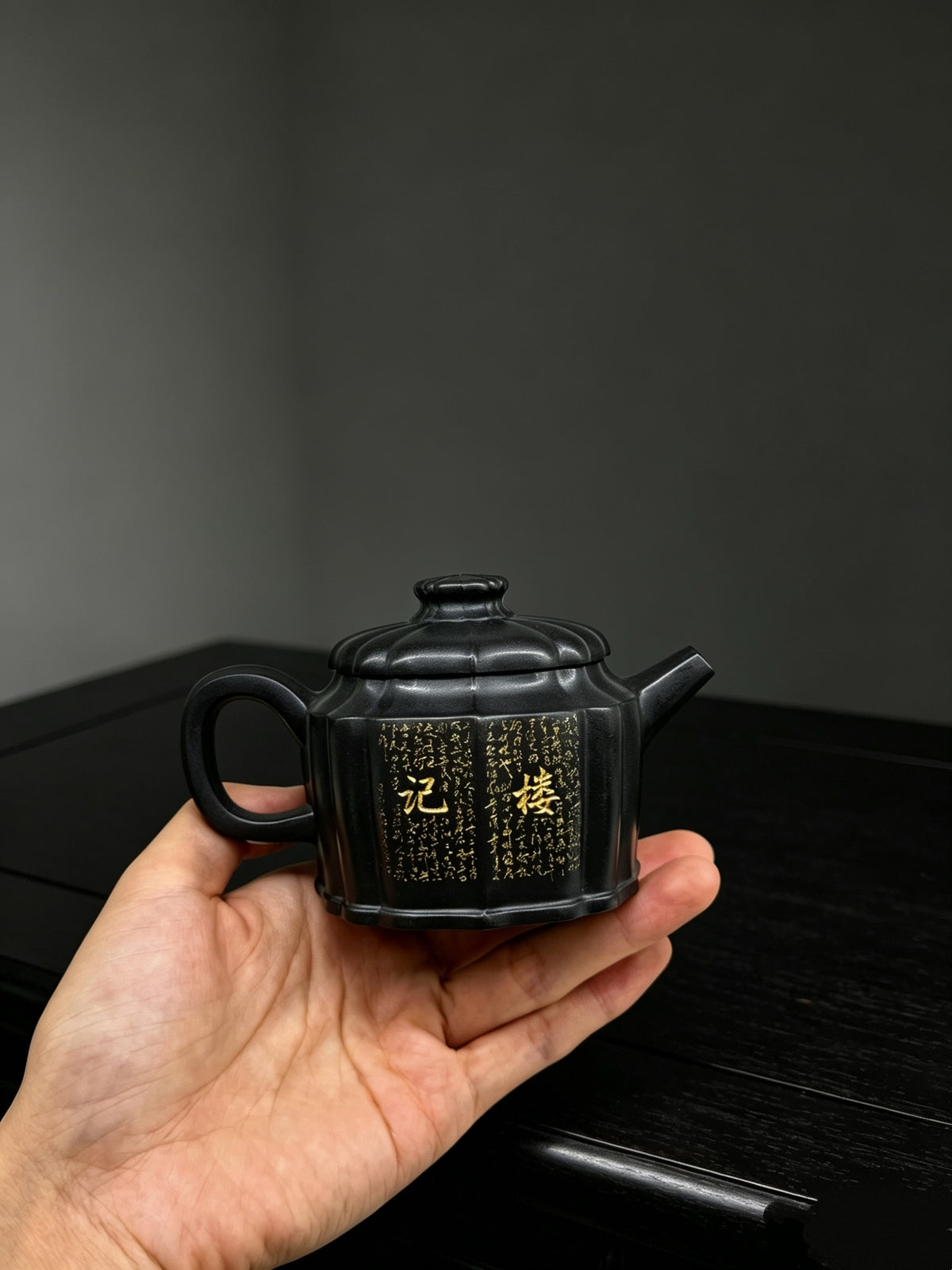 ￼紫砂七老任淦庭嫡孙 百年任氏当代家主 缶硕后嗣  品名：筋纹巨轮 容量：140cc 泥料：一厂老黑料（特高温） 作者：任俊寅