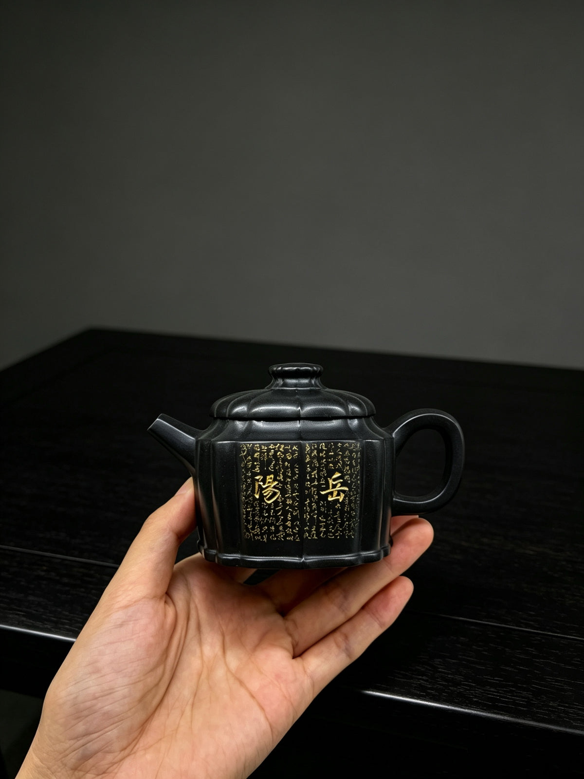 ￼紫砂七老任淦庭嫡孙 百年任氏当代家主 缶硕后嗣  品名：筋纹巨轮 容量：140cc 泥料：一厂老黑料（特高温） 作者：任俊寅