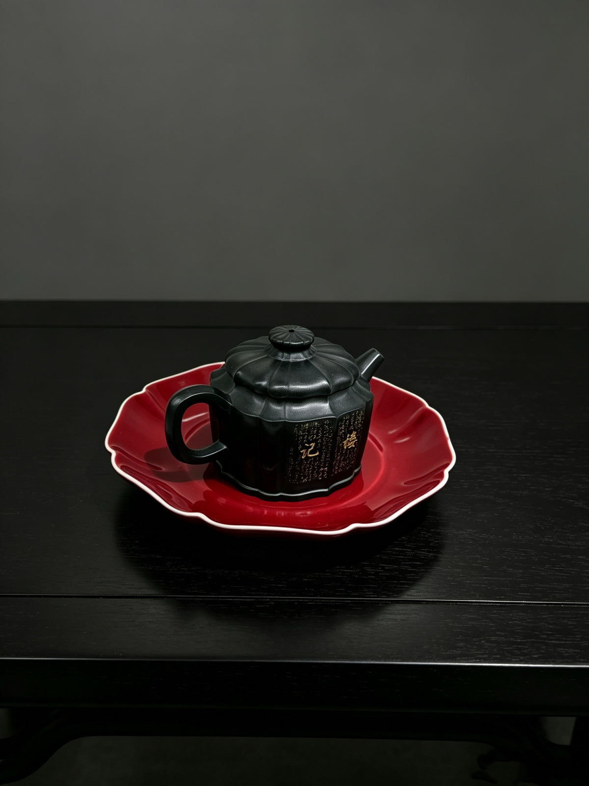￼紫砂七老任淦庭嫡孙 百年任氏当代家主 缶硕后嗣  品名：筋纹巨轮 容量：140cc 泥料：一厂老黑料（特高温） 作者：任俊寅