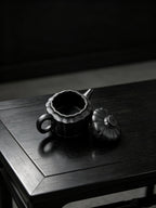 ￼紫砂七老任淦庭嫡孙 百年任氏当代家主 缶硕后嗣  品名：筋纹巨轮 容量：140cc 泥料：一厂老黑料（特高温） 作者：任俊寅