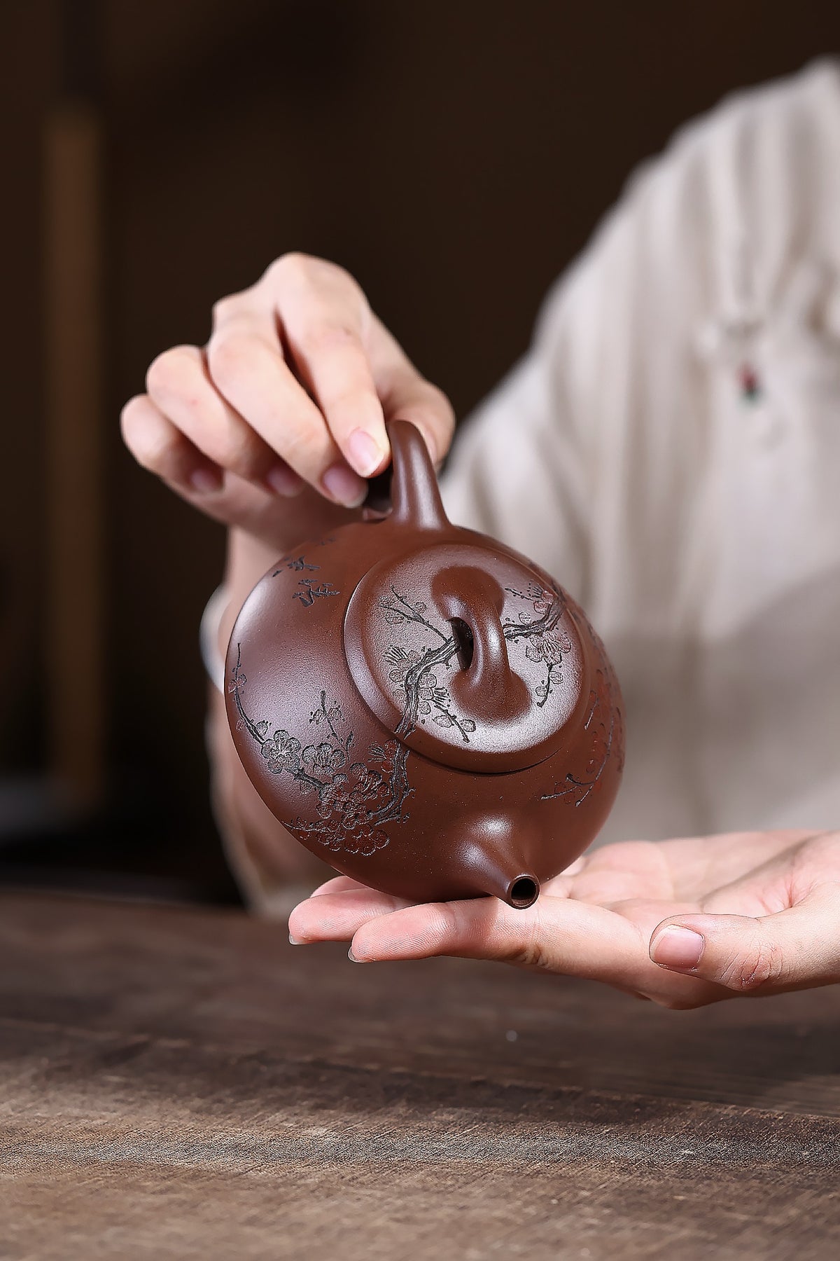 省大师勇淑英作品收藏【纳瓢】 泥料：极品文革泥 容量：200cc  作者：勇淑英 江苏省陶瓷艺术大师  工艺：手工制作，收藏价值高👍