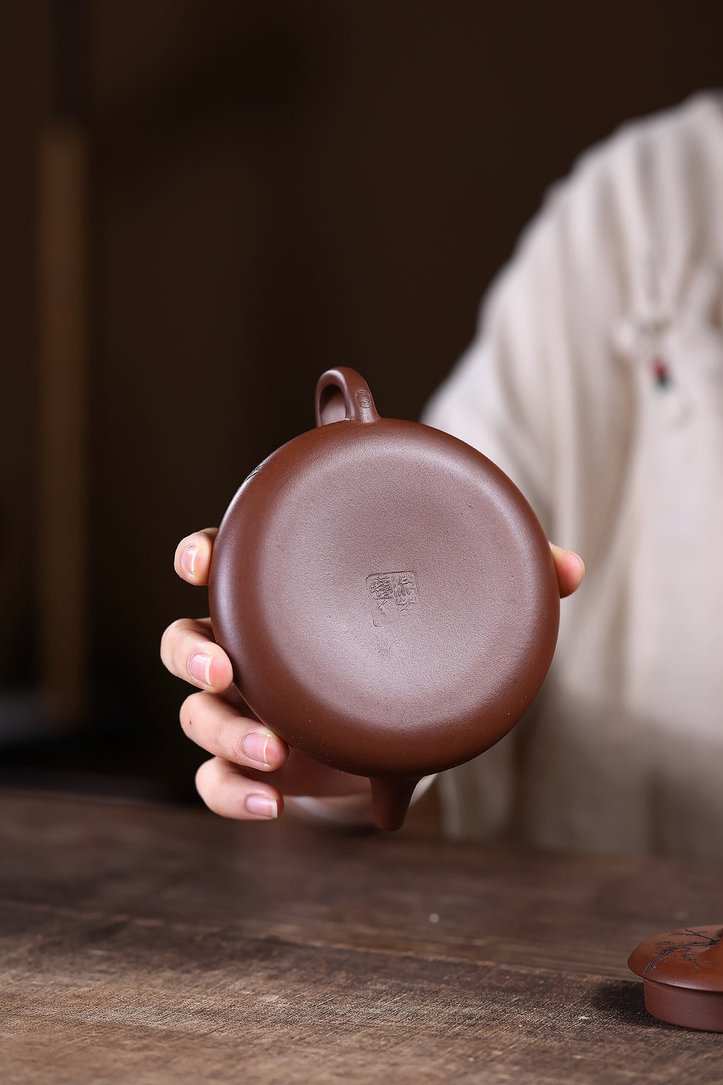 省大师勇淑英作品收藏【纳瓢】 泥料：极品文革泥 容量：200cc  作者：勇淑英 江苏省陶瓷艺术大师  工艺：手工制作，收藏价值高👍