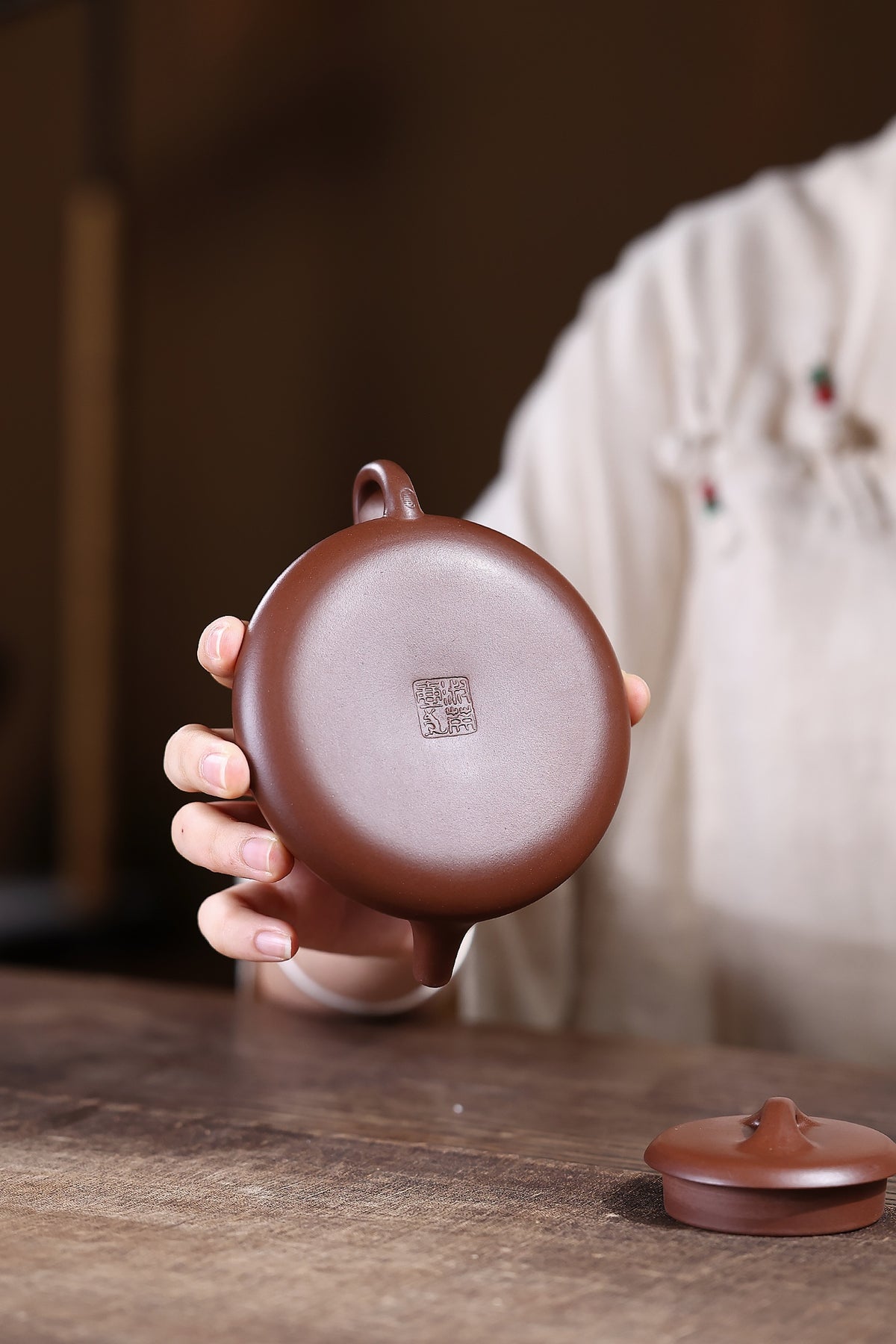 省大师勇淑英作品收藏【纳飘】 泥料：极品文革泥 容量：200cc  作者：勇淑英 江苏省陶瓷艺术大师  工艺：手工制作，收藏价值高👍