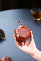 省大师勇淑英作品收藏【菱花如意】 泥料：极品朱泥 容量：150cc  作者：勇淑英 江苏省陶瓷艺术大师  工艺：手工制作，收藏价值高👍