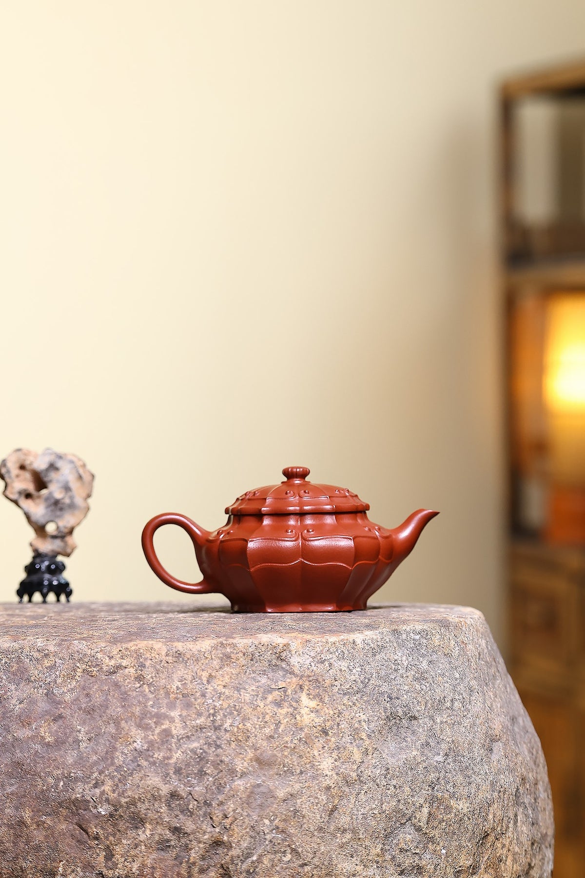 省大师勇淑英作品收藏【菱花如意】 泥料：极品朱泥 容量：140cc  作者：勇淑英 江苏省陶瓷艺术大师  工艺：手工制作，收藏价值高👍