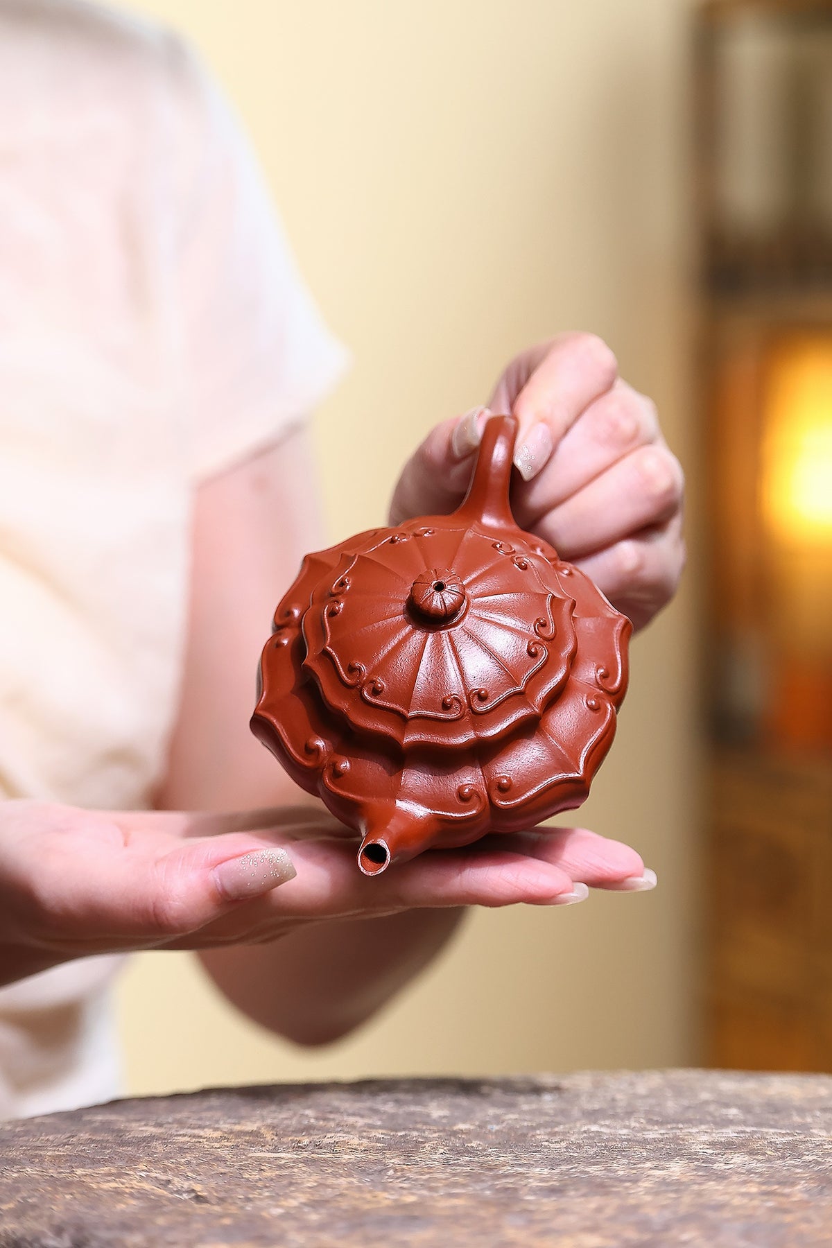 省大师勇淑英作品收藏【菱花如意】 泥料：极品朱泥 容量：140cc  作者：勇淑英 江苏省陶瓷艺术大师  工艺：手工制作，收藏价值高👍