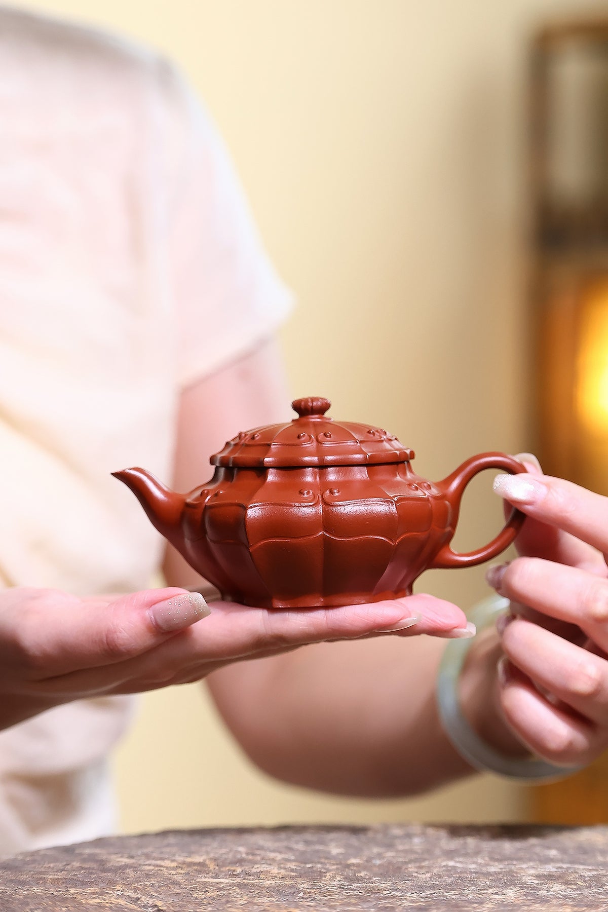 省大师勇淑英作品收藏【菱花如意】 泥料：极品朱泥 容量：140cc  作者：勇淑英 江苏省陶瓷艺术大师  工艺：手工制作，收藏价值高👍