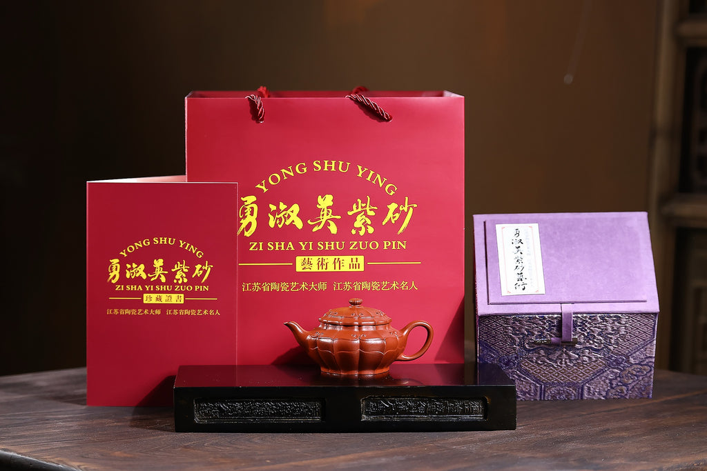 省大师勇淑英作品收藏【菱花如意】 泥料：极品朱泥 容量：140cc  作者：勇淑英 江苏省陶瓷艺术大师  工艺：手工制作，收藏价值高👍