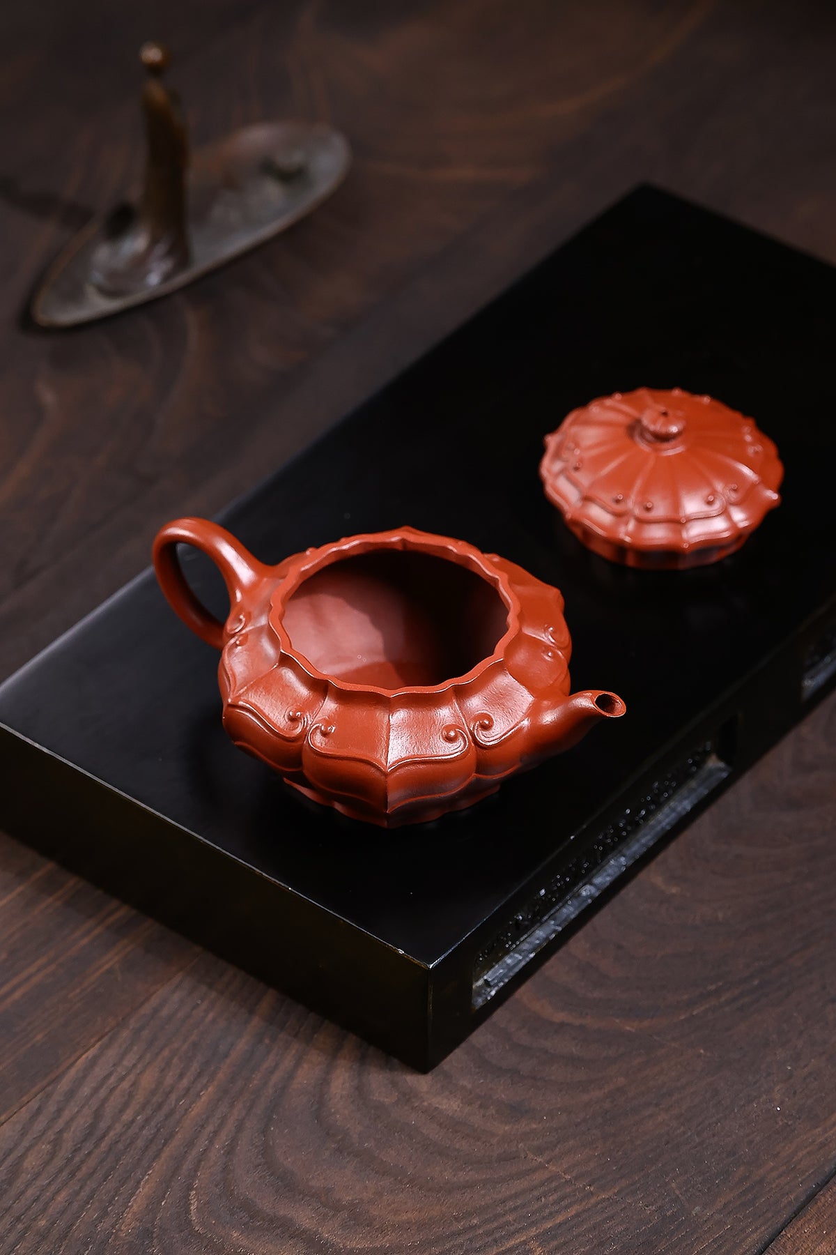 省大师勇淑英作品收藏【菱花如意】 泥料：极品朱泥 容量：140cc  作者：勇淑英 江苏省陶瓷艺术大师  工艺：手工制作，收藏价值高👍