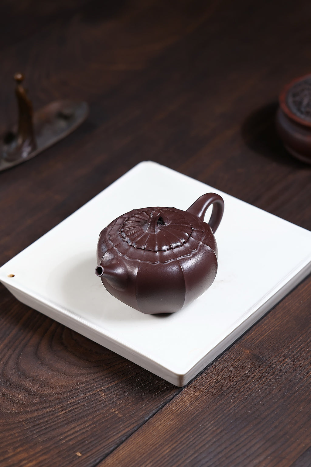 省大师勇淑英作品收藏【唯心】 泥料：极品紫茄泥 容量：260cc  作者：勇淑英 江苏省陶瓷艺术大师  工艺：手工制作，收藏价值高👍