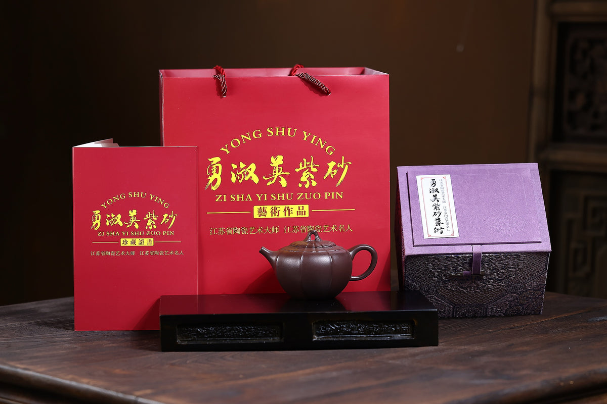 省大师勇淑英作品收藏【唯心】 泥料：极品紫茄泥 容量：260cc  作者：勇淑英 江苏省陶瓷艺术大师  工艺：手工制作，收藏价值高👍