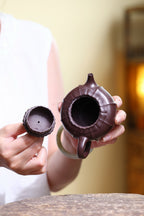 省大师勇淑英作品收藏【唯心】 泥料：极品紫茄泥 容量：260cc  作者：勇淑英 江苏省陶瓷艺术大师  工艺：手工制作，收藏价值高👍