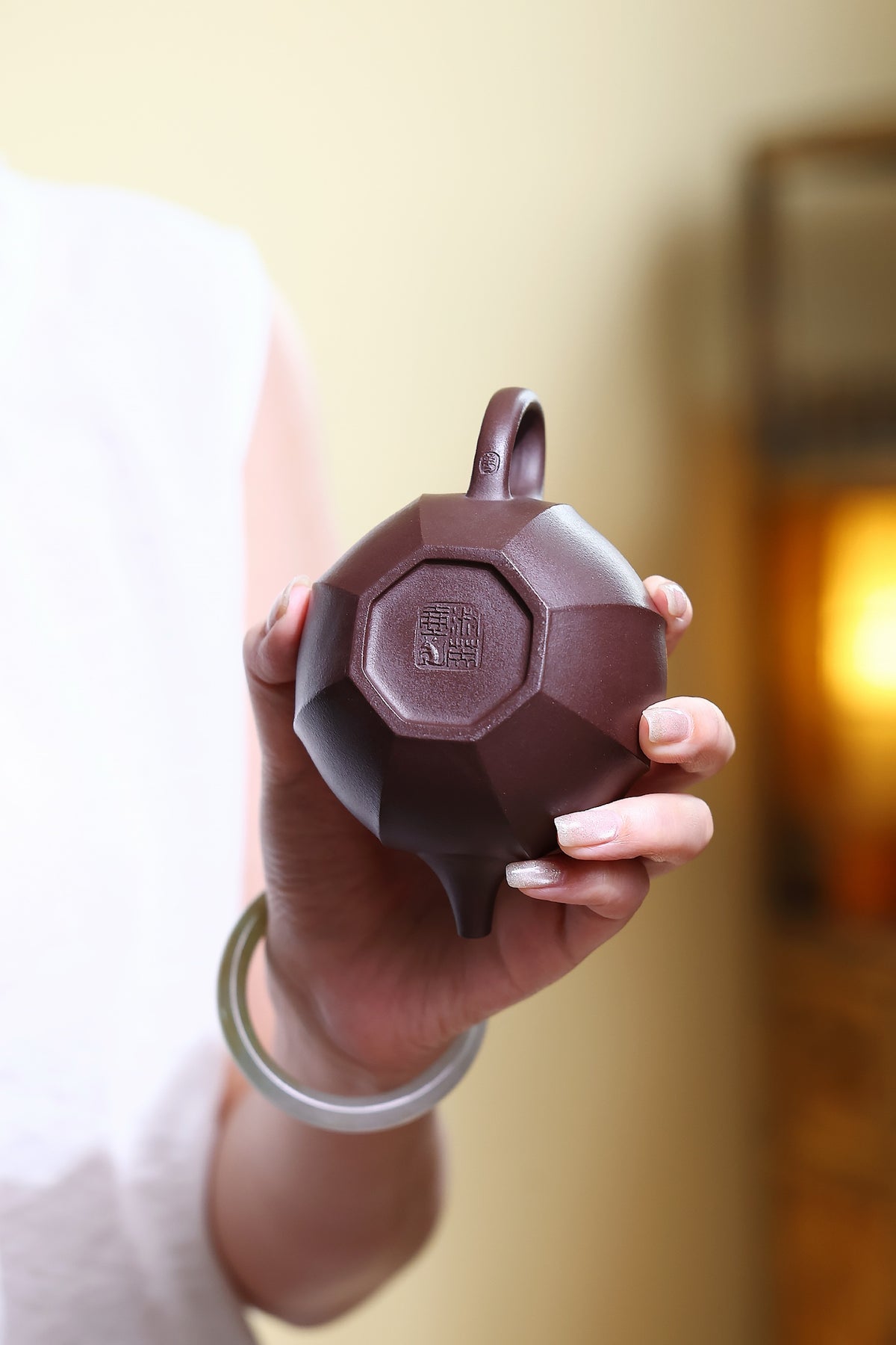 省大师勇淑英作品收藏【唯心】 泥料：极品紫茄泥 容量：260cc  作者：勇淑英 江苏省陶瓷艺术大师  工艺：手工制作，收藏价值高👍