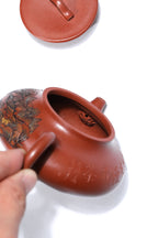 彩刻江山 礼藏之巅｜紫砂界彩刻山水标杆·李峰臻品《三足鼎立壶》礼藏双绝 传世重器！  ——原矿优质底槽清·180cc