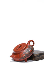 彩刻江山 礼藏之巅｜紫砂界彩刻山水标杆·李峰臻品《三足鼎立壶》礼藏双绝 传世重器！  ——原矿优质底槽清·180cc