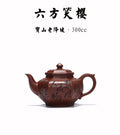 原矿紫砂好料·好工好造型【六方笑樱】珍藏精品佳作！ ——原矿宝山降坡老料 300cc 作者：张辉【实力派】  此款六方笑樱，壶身沉稳敦厚，端庄大气。打破传统笑樱圆器的造型，以六方位形，弧线与棱角的结合堪称刚柔并济，刚毅而不失柔美。棱线丝丝入扣，绝对吻合，压盖式壶盖，密性良好，有效保温留香。曲张有度，棱线温润，街接精湛无痕