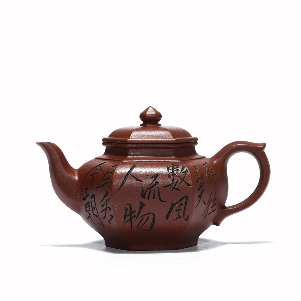 原矿紫砂好料·好工好造型【六方笑樱】珍藏精品佳作！ ——原矿宝山降坡老料 300cc 作者：张辉【实力派】  此款六方笑樱，壶身沉稳敦厚，端庄大气。打破传统笑樱圆器的造型，以六方位形，弧线与棱角的结合堪称刚柔并济，刚毅而不失柔美。棱线丝丝入扣，绝对吻合，压盖式壶盖，密性良好，有效保温留香。曲张有度，棱线温润，街接精湛无痕