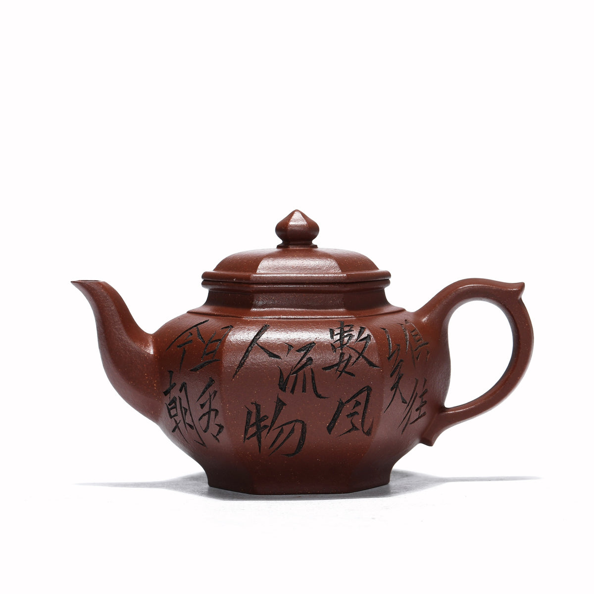 原矿紫砂好料·好工好造型【六方笑樱】珍藏精品佳作！ ——原矿宝山降坡老料 300cc 作者：张辉【实力派】  此款六方笑樱，壶身沉稳敦厚，端庄大气。打破传统笑樱圆器的造型，以六方位形，弧线与棱角的结合堪称刚柔并济，刚毅而不失柔美。棱线丝丝入扣，绝对吻合，压盖式壶盖，密性良好，有效保温留香。曲张有度，棱线温润，街接精湛无痕