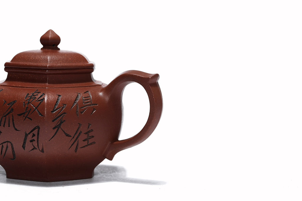 原矿紫砂好料·好工好造型【六方笑樱】珍藏精品佳作！ ——原矿宝山降坡老料 300cc 作者：张辉【实力派】  此款六方笑樱，壶身沉稳敦厚，端庄大气。打破传统笑樱圆器的造型，以六方位形，弧线与棱角的结合堪称刚柔并济，刚毅而不失柔美。棱线丝丝入扣，绝对吻合，压盖式壶盖，密性良好，有效保温留香。曲张有度，棱线温润，街接精湛无痕