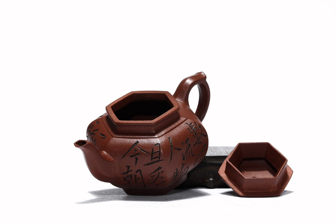 原矿紫砂好料·好工好造型【六方笑樱】珍藏精品佳作！ ——原矿宝山降坡老料 300cc 作者：张辉【实力派】  此款六方笑樱，壶身沉稳敦厚，端庄大气。打破传统笑樱圆器的造型，以六方位形，弧线与棱角的结合堪称刚柔并济，刚毅而不失柔美。棱线丝丝入扣，绝对吻合，压盖式壶盖，密性良好，有效保温留香。曲张有度，棱线温润，街接精湛无痕