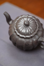 景舟嫡传·昌鸿紫砂｜双国大师李昌鸿《筋纹宝莲壶》是您传世典藏与高端礼赠的优选之作——原矿优质天青泥·300cc