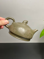 蒋蓉之女 传世花器｜蒋艺华·非遗紫砂巅峰重器《涟漪壶》收藏传世·高端礼赠艺术珍品！  ——原矿优质古玉青段·430cc（入册款代表作）