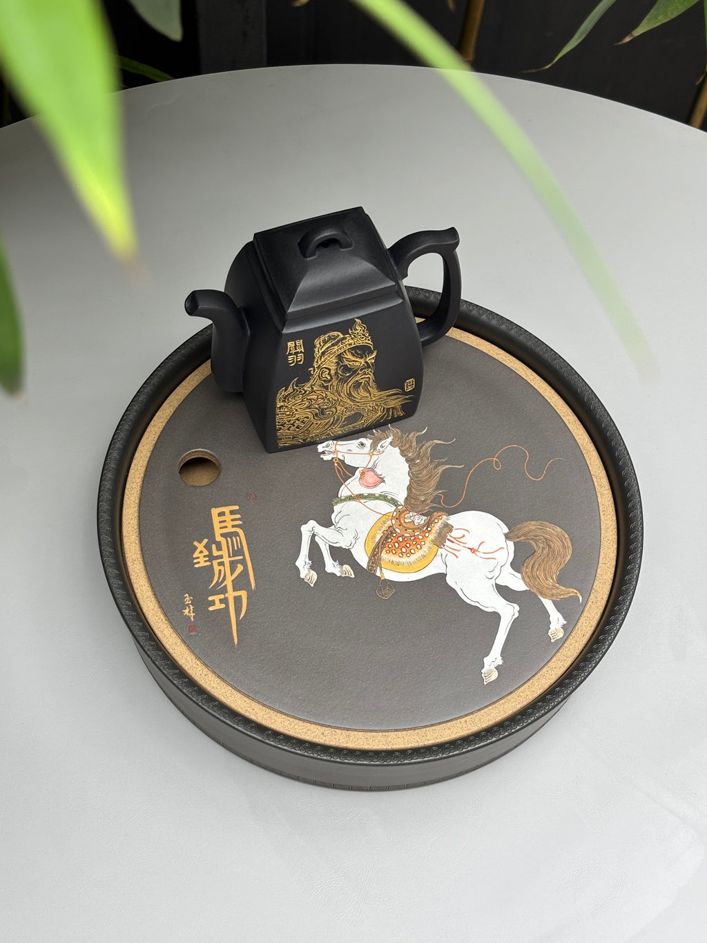 骏马踏长风，砂器载千秋｜程超制·国大师邱玉林装饰《马到成功》稀缺孤品茶盘｜殿堂级礼藏传世重器👍  ——原矿段泥粉浆·直径23cm