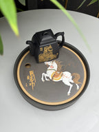 骏马踏长风，砂器载千秋｜程超制·国大师邱玉林装饰《马到成功》稀缺孤品茶盘｜殿堂级礼藏传世重器👍  ——原矿段泥粉浆·直径23cm
