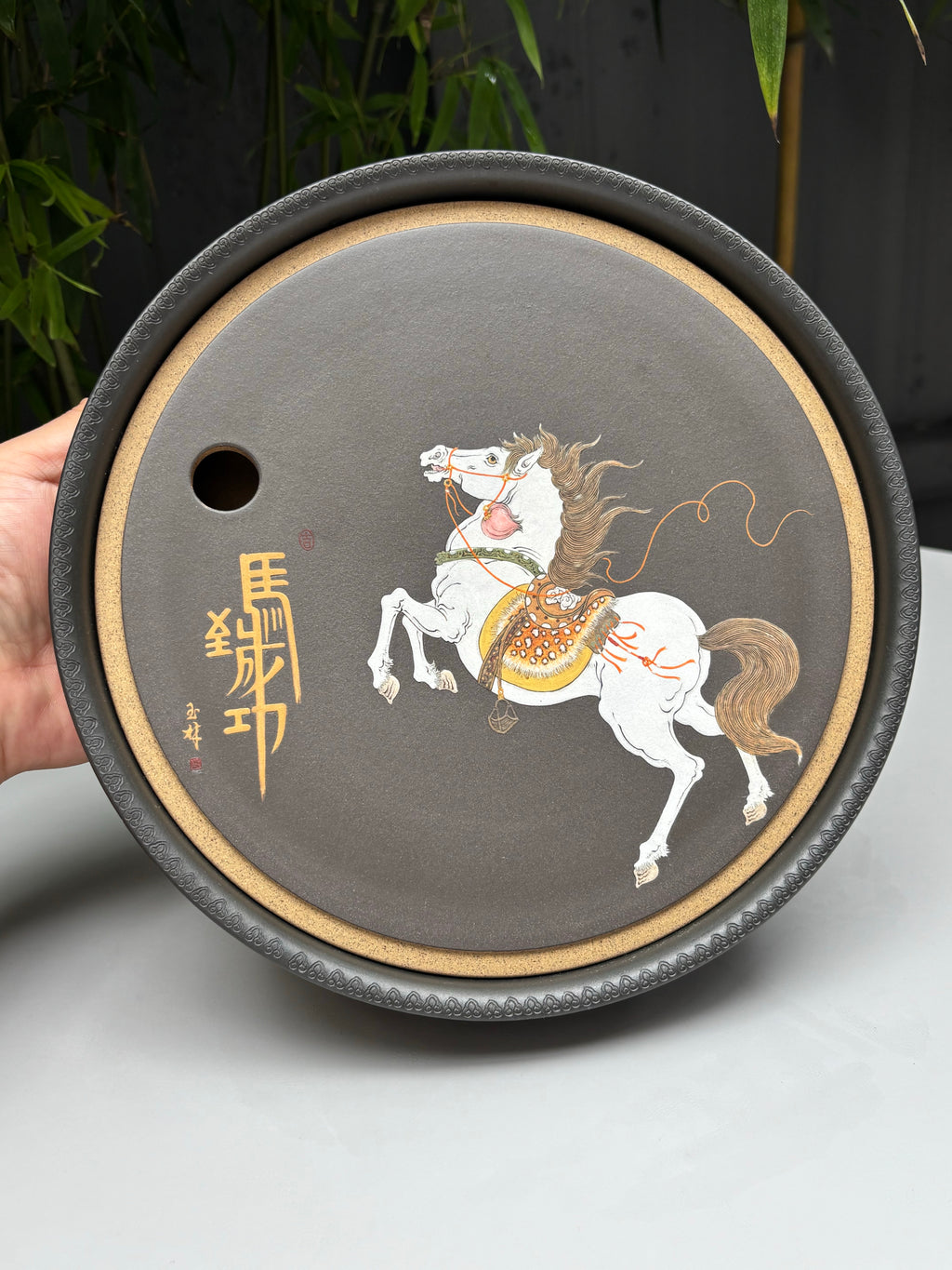 骏马踏长风，砂器载千秋｜程超制·国大师邱玉林装饰《马到成功》稀缺孤品茶盘｜殿堂级礼藏传世重器👍  ——原矿段泥粉浆·直径23cm