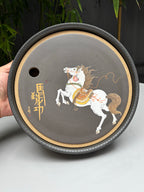 骏马踏长风，砂器载千秋｜程超制·国大师邱玉林装饰《马到成功》稀缺孤品茶盘｜殿堂级礼藏传世重器👍  ——原矿段泥粉浆·直径23cm