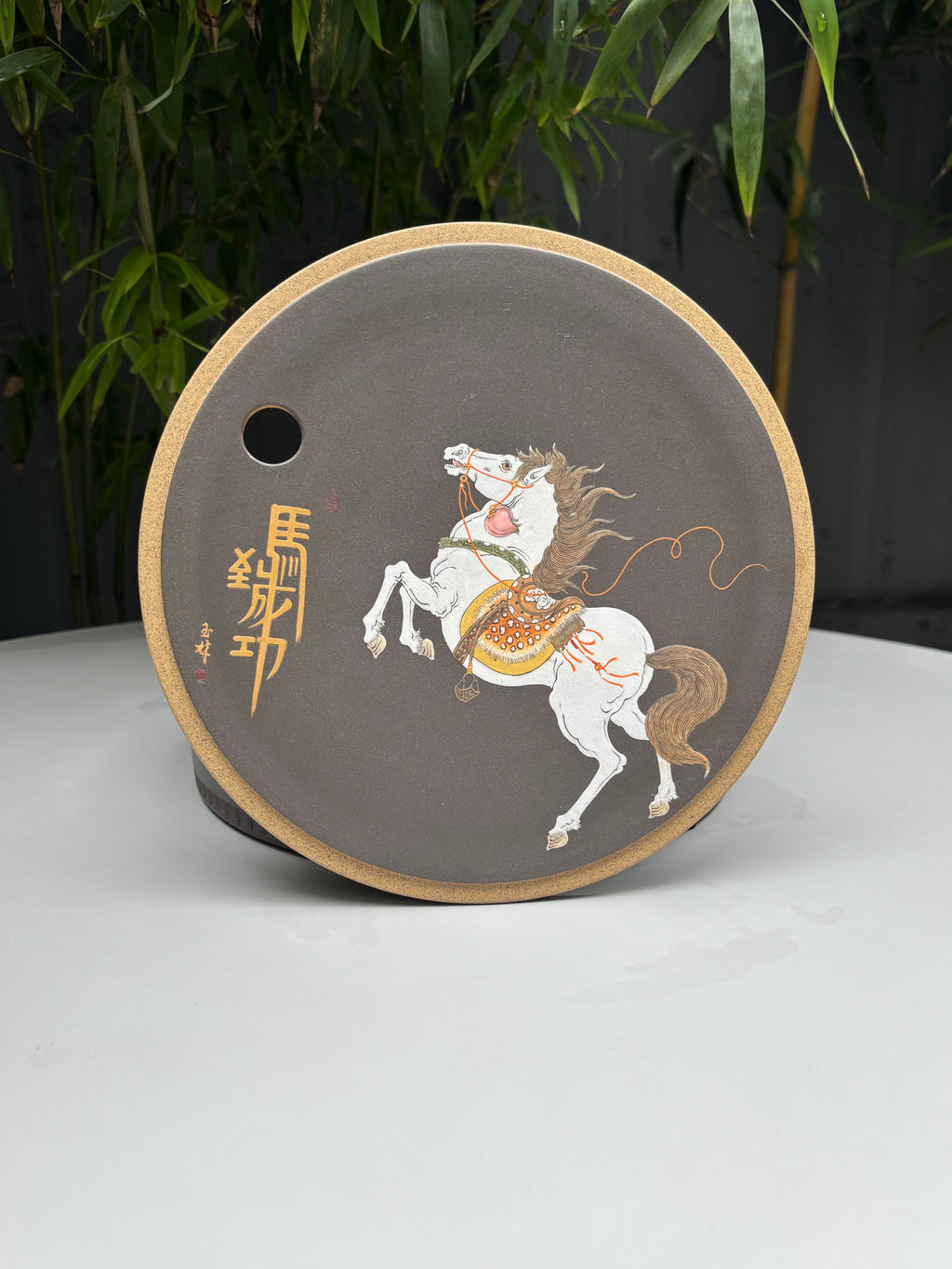 骏马踏长风，砂器载千秋｜程超制·国大师邱玉林装饰《马到成功》稀缺孤品茶盘｜殿堂级礼藏传世重器👍  ——原矿段泥粉浆·直径23cm