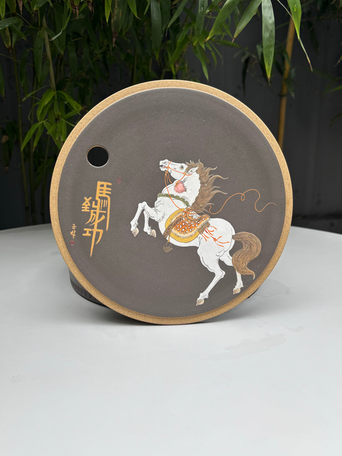 骏马踏长风，砂器载千秋｜程超制·国大师邱玉林装饰《马到成功》稀缺孤品茶盘｜殿堂级礼藏传世重器👍  ——原矿段泥粉浆·直径23cm