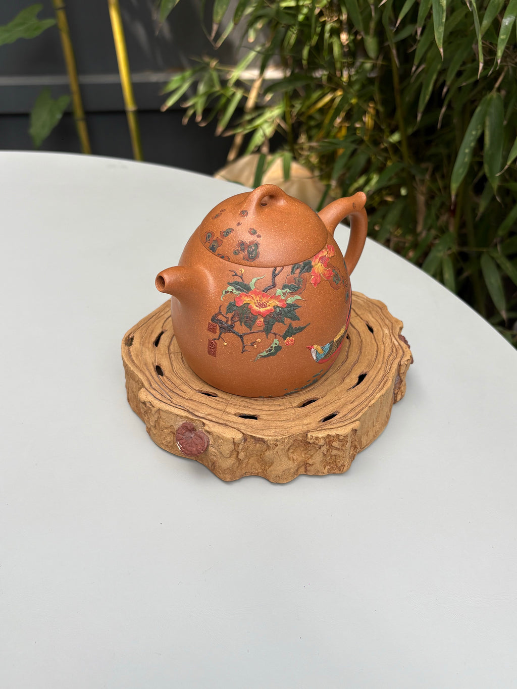 沈更轶制·彭金格堆绘·邱玉林饰字【秦权壶·锦上添花】——原矿优质老段泥·300cc ——国大师邱玉林装饰·锦上添花 ——紫砂立体浮雕大师·彭金格 堆绘 ——正高级工艺美术师·沈更轶 亲制孤品