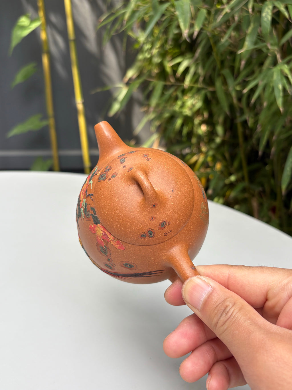 沈更轶制·彭金格堆绘·邱玉林饰字【秦权壶·锦上添花】——原矿优质老段泥·300cc ——国大师邱玉林装饰·锦上添花 ——紫砂立体浮雕大师·彭金格 堆绘 ——正高级工艺美术师·沈更轶 亲制孤品